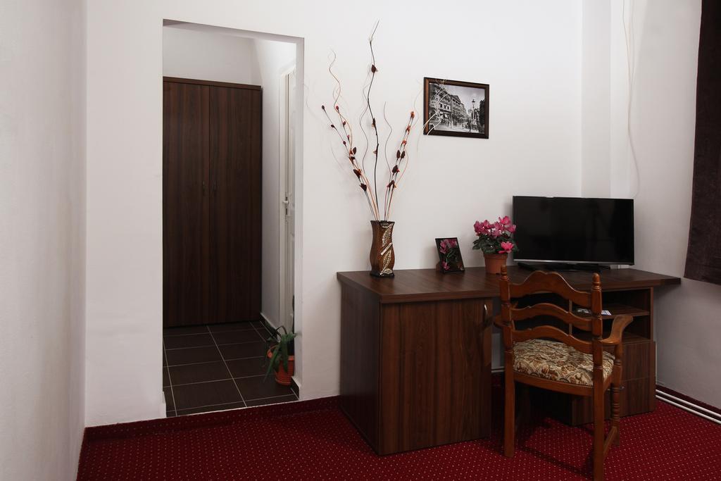 Pensiunea Floare De Colt Hotel Байле Херкулане Екстериор снимка